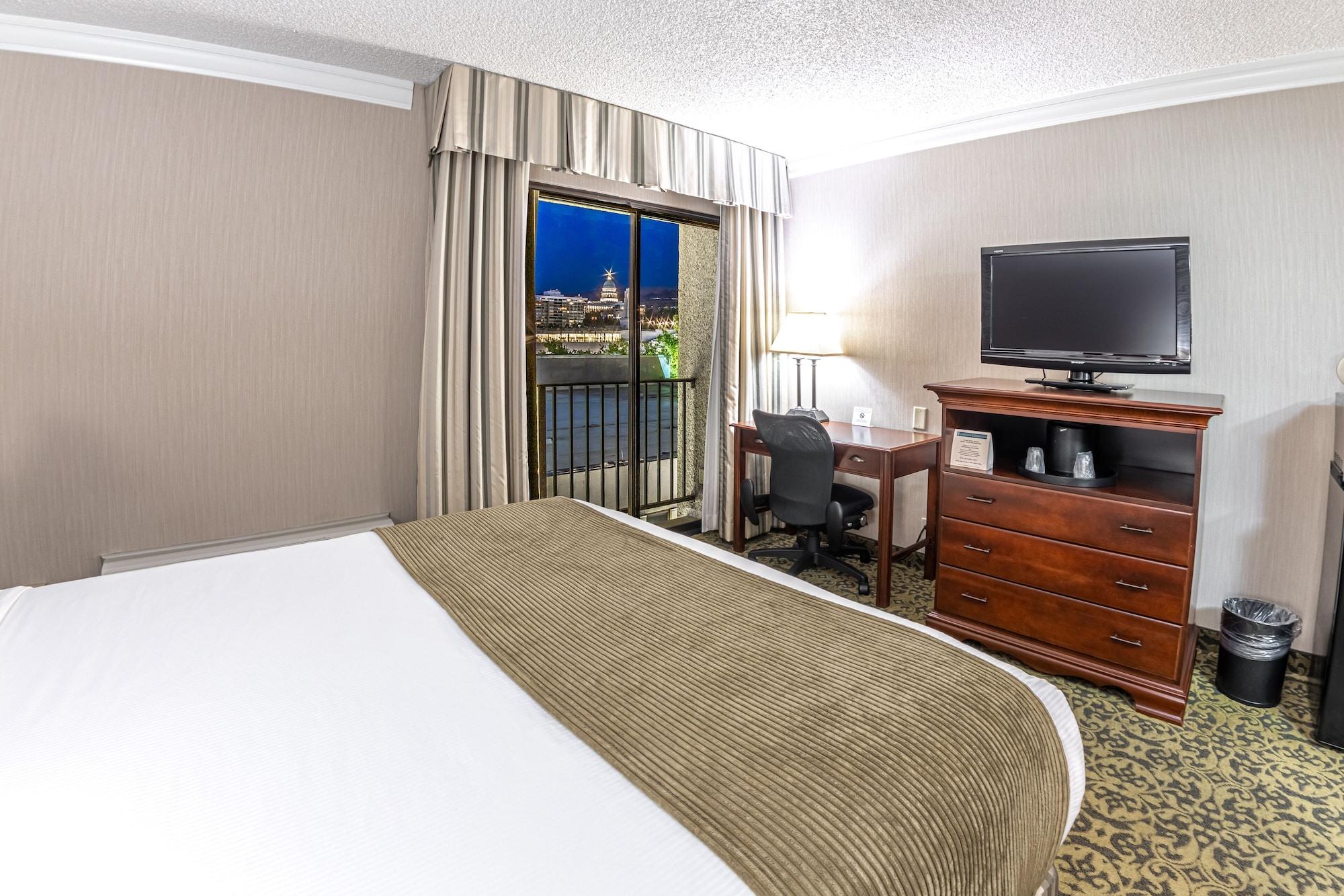 Salt Plaza Surestay Collection By Western Hotel 3*